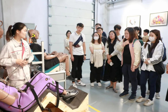 暨南大学师生共同参观试验室.jpg